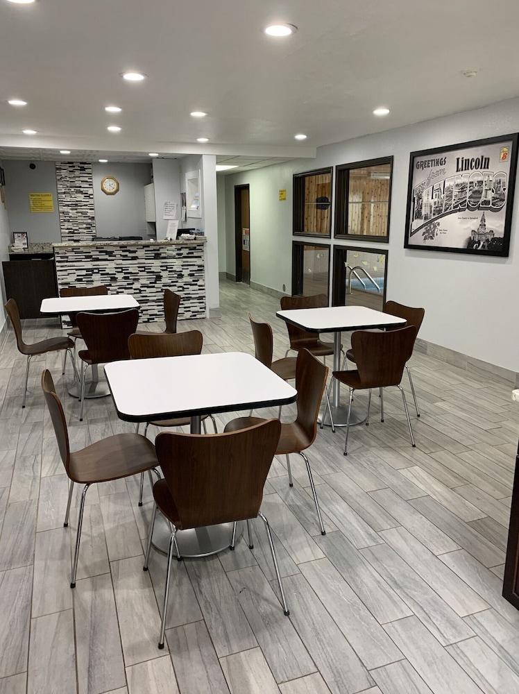 Super 8 By Wyndham Lincoln Hotel Ngoại thất bức ảnh